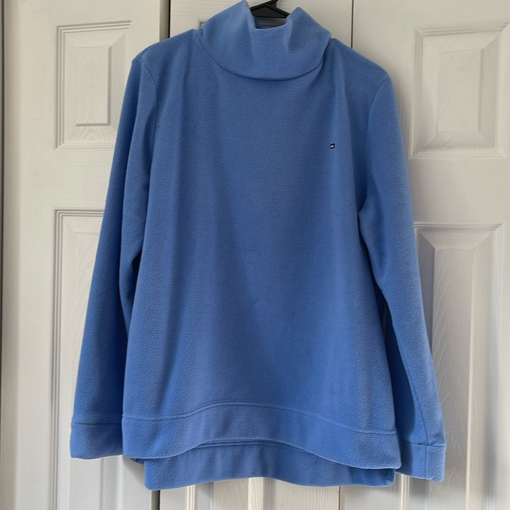 Tommy light blue fleece pullover in very good condition. 
Size XL.